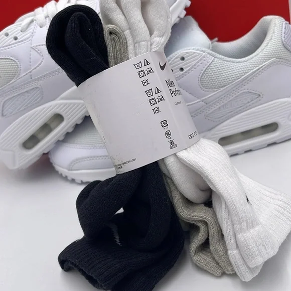 Nike Everyday Cushioned Training Crew Socks (3 Pairs)
Size M - m6-8; w6-10; - Picture 10 of 16